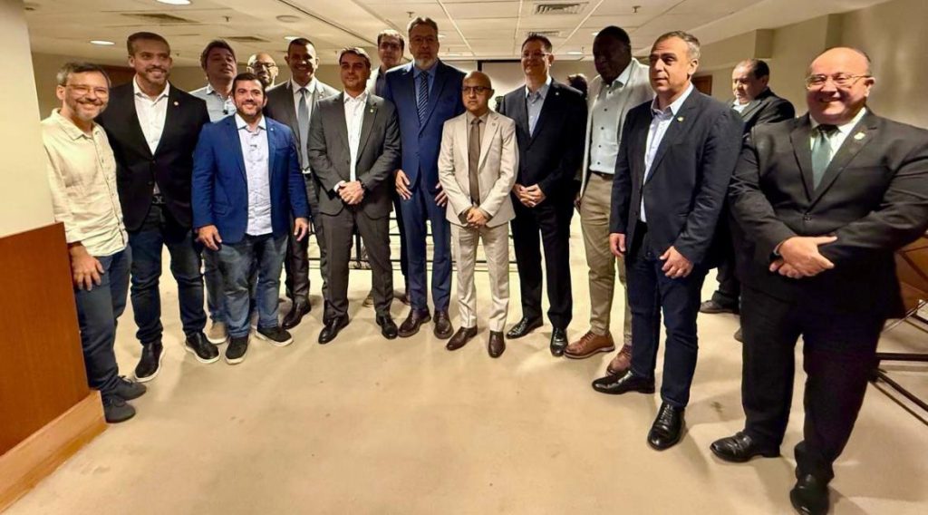 Rei morto, reis à disposição: os três interessados na vaga do PL deixada por Castro para a disputa ao Senado participam de evento com Flávio Bolsonaro 63 WhatsApp Image 2026 06 01 at 12.02.11