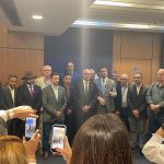 Prefeitos posam para fotos antes de começar a audiência pública sobre o orçamento do estado para 2027: prioridade para as rodovias estaduais
