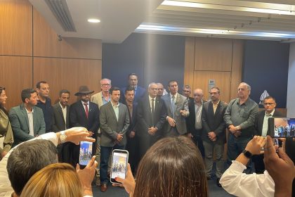 Prefeitos posam para fotos antes de começar a audiência pública sobre o orçamento do estado para 2027: prioridade para as rodovias estaduais