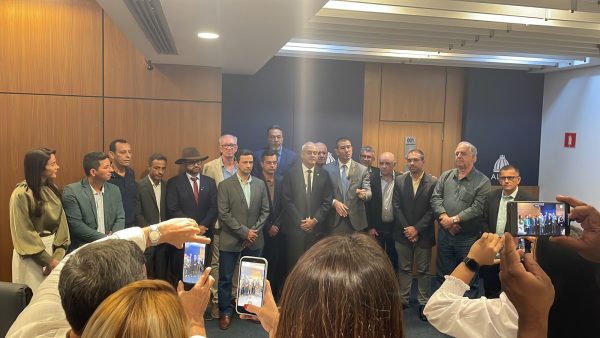 Prefeitos posam para fotos antes de começar a audiência pública sobre o orçamento do estado para 2027: prioridade para as rodovias estaduais