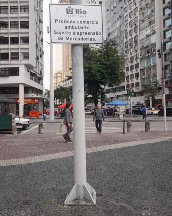 Seop começa a instalar placas e intensifica fiscalização para proibir o comércio de ambulantes na Uruguaiana e no Largo da Carioca, no Centro