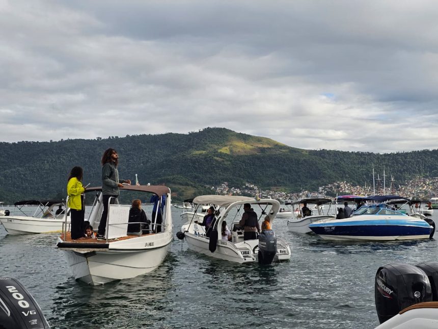 Barqueata na Vila do Abraão marcou o quinto dia seguido de protestos contra a taxa de turismo em Angra