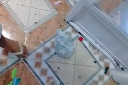 Pedra lançada após detonação atingiu residência no Barro Branco, em Duque de Caxias, e causou danos em um quarto