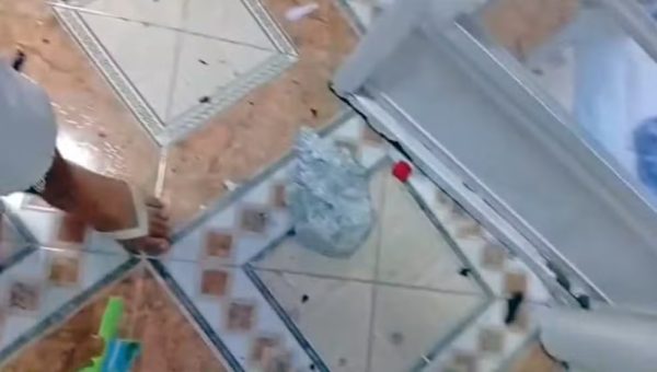 Pedra lançada após detonação atingiu residência no Barro Branco, em Duque de Caxias, e causou danos em um quarto