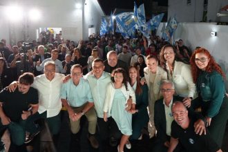 Eduardo Paes com a tucana Helena Vieira, pré-candidata ao Senado, em inauguração do diretório do PSDB em Araruama, nesta segunda-feira (08)