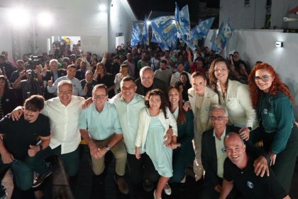 Eduardo Paes com a tucana Helena Vieira, pré-candidata ao Senado, em inauguração do diretório do PSDB em Araruama, nesta segunda-feira (08)
