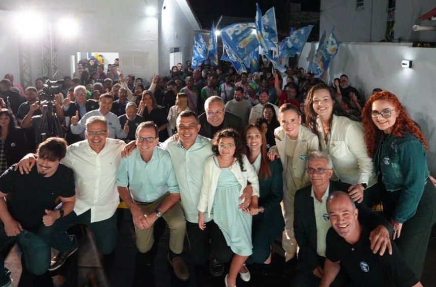 Eduardo Paes com a tucana Helena Vieira, pré-candidata ao Senado, em inauguração do diretório do PSDB em Araruama, nesta segunda-feira (08)