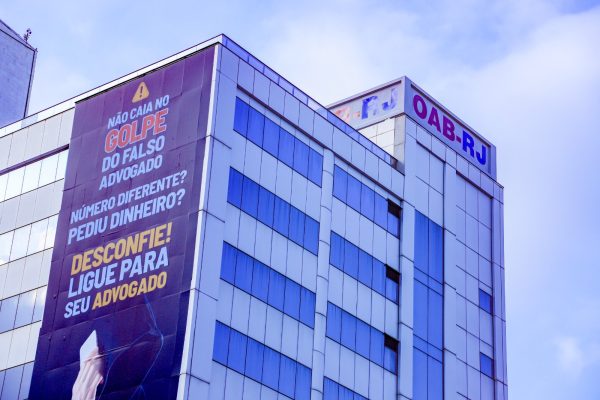 A OAB-RJ reforçou a campanha contra o golpe do falso advogado após receber 1.976 denúncias