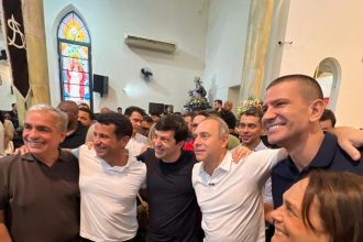 Douglas Ruas esteve presente na missa de Santo Antônio em Nova Iguaçu, ao lado de nomes de outros partidos
