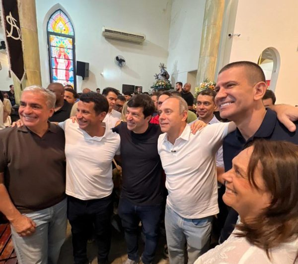 Cadê o vice? Douglas Ruas passa a manhã de sábado em Nova Iguaçu, é recebido pelo prefeito Dudu Reina, pelo presidente do PP e... nada de Rogério Lisboa 55 Douglas Ruas esteve presente na missa de Santo Antônio em Nova Iguaçu, ao lado de nomes de outros partidos