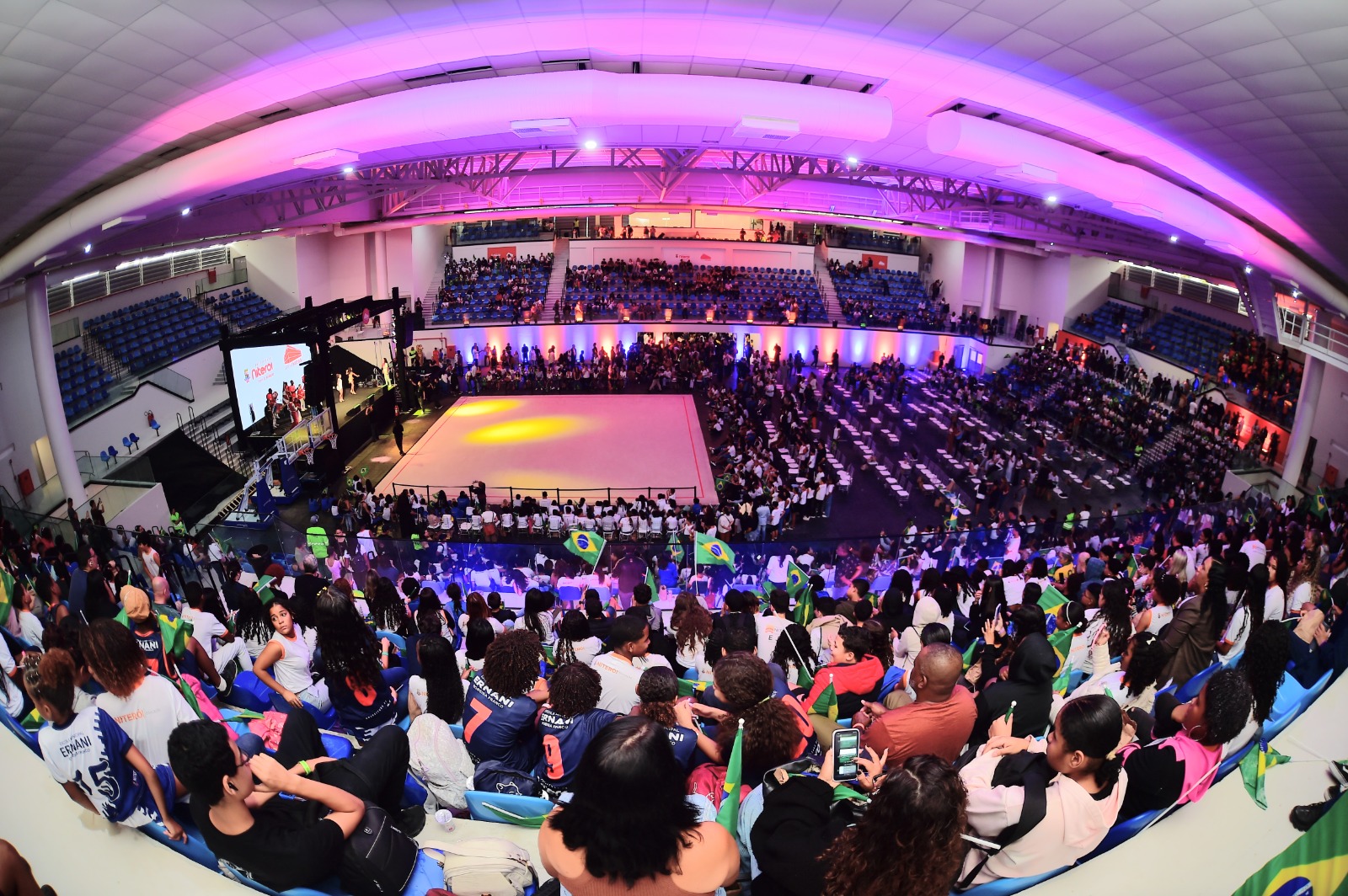 Arena Niterói cheia com apresentação