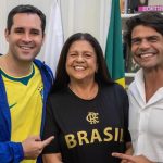 Laura Carneiro, entre o prefeito Eduardo Cavaliere, e o presidente do PSD e pré-candidato ao Senado Pedro Paulo