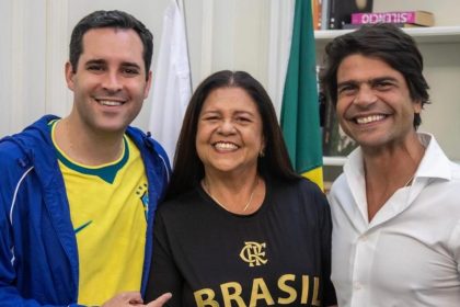 Laura Carneiro, entre o prefeito Eduardo Cavaliere, e o presidente do PSD e pré-candidato ao Senado Pedro Paulo