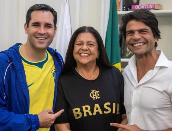 Laura Carneiro, entre o prefeito Eduardo Cavaliere, e o presidente do PSD e pré-candidato ao Senado Pedro Paulo