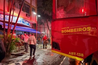 O histórico Café Lamas, no Flamengo, foi atingido por um incêndio que causou destruição na cozinha e em parte da estrutura do restaurante