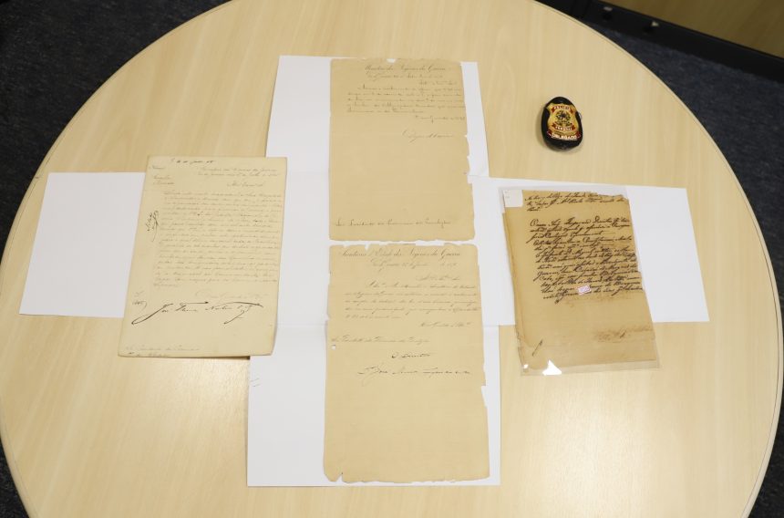 documentos históricos apreendidos pela Polícia Federal