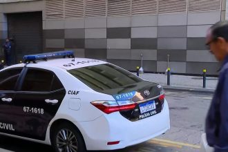 Agentes na operação contra Val Ceasa, na porta da Alerj