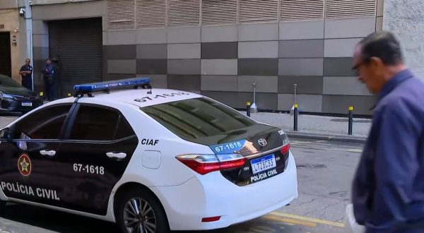 Ministério Público cumpre mandados de busca e apreensão em endereços do deputado estadual Val Ceasa 47 Agentes na operação contra Val Ceasa, na porta da Alerj