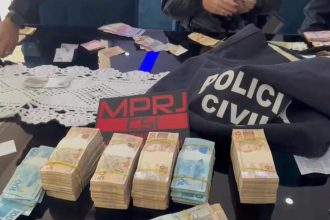 Dinheiro encontrado na casa de Val Ceasa, alvo de mandados de busca e apreensão na manhã desta quinta-feira