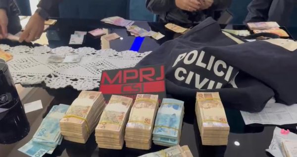 Dinheiro é encontrado na casa do deputado estadual Val Ceasa, durante operação do Ministério Público e Polícia Civil; veja o vídeo 47 Dinheiro encontrado na casa de Val Ceasa, alvo de mandados de busca e apreensão na manhã desta quinta-feira