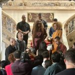Nas escadarias do saguão do Palácio Tiradentes, a cena da 3ª Temporada de Arcanjo Renegado com as atrizes Cris Vianna e Gabriela Loran - Foto: Divulgação/Alerj