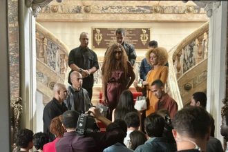 Nas escadarias do saguão do Palácio Tiradentes, a cena da 3ª Temporada de Arcanjo Renegado com as atrizes Cris Vianna e Gabriela Loran - Foto: Divulgação/Alerj