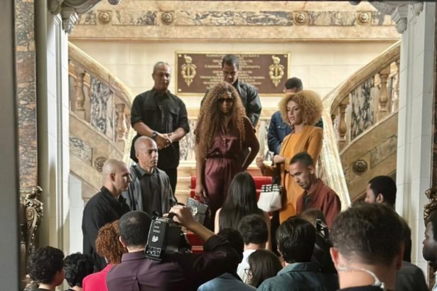Nas escadarias do saguão do Palácio Tiradentes, a cena da 3ª Temporada de Arcanjo Renegado com as atrizes Cris Vianna e Gabriela Loran - Foto: Divulgação/Alerj