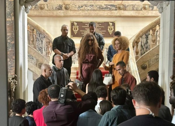 Nas escadarias do saguão do Palácio Tiradentes, a cena da 3ª Temporada de Arcanjo Renegado com as atrizes Cris Vianna e Gabriela Loran - Foto: Divulgação/Alerj