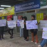 Moradores de Botafogo fazem protesto na Rua Barão de Itambi contra o leilão do terreno do antigo supermercado