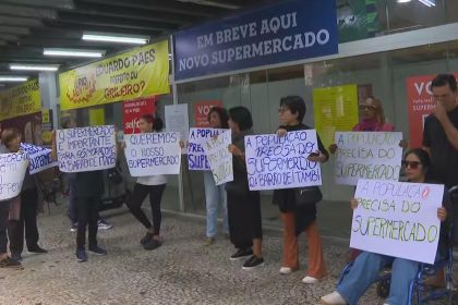 Moradores de Botafogo fazem protesto na Rua Barão de Itambi contra o leilão do terreno do antigo supermercado