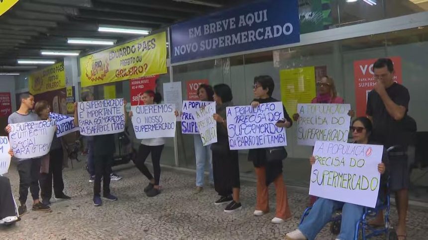 Moradores de Botafogo fazem protesto na Rua Barão de Itambi contra o leilão do terreno do antigo supermercado