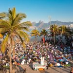 Entre o mar e o nascer do sol, o Arpoador recebe neste domingo (21) uma celebração gratuita do Dia Internacional da Yoga – Foto: Divulgação