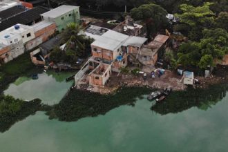 Ocupações irregulares no Rio Cantagalo, em Jacarepaguá
