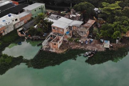 Ocupações irregulares no Rio Cantagalo, em Jacarepaguá