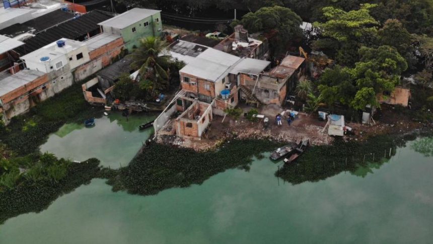 Ocupações irregulares no Rio Cantagalo, em Jacarepaguá