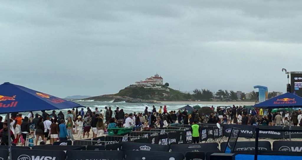 Mar parado, cidade agitada: mesmo em dia sem ondas, Mundial de Surfe movimenta Saquarema e vendas na cidade aumentam 50%
