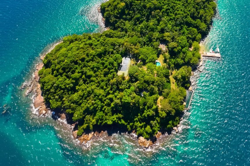 Ilha que pertenceu a Ivo Pitanguy está à venda em Angra dos Reis e reúne pista de pouso, praias privativas e ampla área preservada