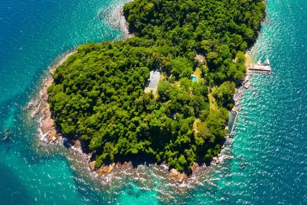 Antiga ilha particular de Ivo Pitanguy em Angra dos Reis é colocada à venda 60 Ilha que pertenceu a Ivo Pitanguy está à venda em Angra dos Reis e reúne pista de pouso, praias privativas e ampla área preservada
