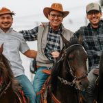 Eduardo Paes (PSD) entre Andrezinho Ceciliano (PT) e Haroldinho Jesus (PDT), em cavalgada por Itaguaí