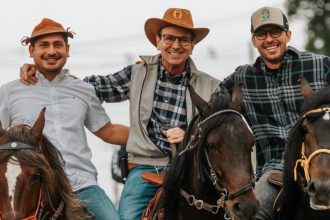 Eduardo Paes (PSD) entre Andrezinho Ceciliano (PT) e Haroldinho Jesus (PDT), em cavalgada por Itaguaí
