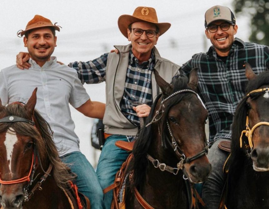 Eduardo Paes (PSD) entre Andrezinho Ceciliano (PT) e Haroldinho Jesus (PDT), em cavalgada por Itaguaí