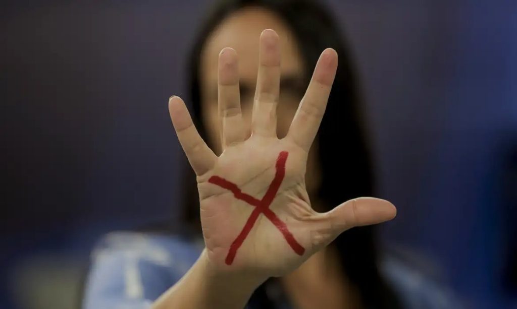 Couto sanciona Pacto Estadual Contra o Feminicídio; aprovada pela Alerj, criação de Observatório da Mulher foi vetada