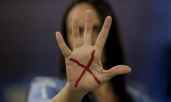 Couto sanciona Pacto Estadual Contra o Feminicídio; aprovada pela Alerj, criação de Observatório da Mulher foi vetada 47 Mulher com um "X" desenhado na mão Pacto Estadual Contra o Feminicídio