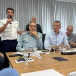 Douglas Ruas, entre o pré-candidato ao Senado Márcio Canella e o vice, Rogério Lisboa, ouvem o discurso do presidente estadual do PP, Dr. Luizinho