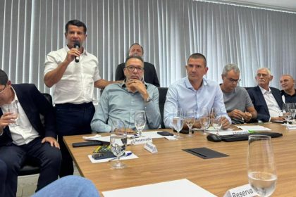 Douglas Ruas, entre o pré-candidato ao Senado Márcio Canella e o vice, Rogério Lisboa, ouvem o discurso do presidente estadual do PP, Dr. Luizinho