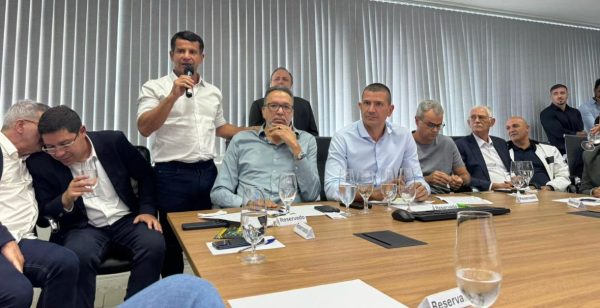 Douglas Ruas, entre o pré-candidato ao Senado Márcio Canella e o vice, Rogério Lisboa, ouvem o discurso do presidente estadual do PP, Dr. Luizinho