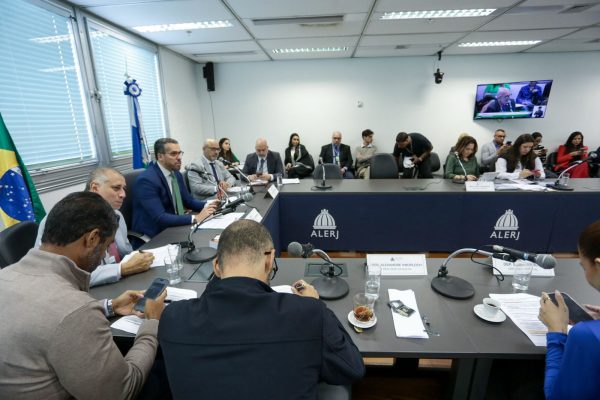 Projeto que obriga o Detran a usar parte dos recursos de Dudas para pagar aposentados é aprovado em comissão da Alerj 50 Alerj avança em projeto que destina parte dos recursos obtidos com Dudas para custear aposentados e pensionistas do Detran-RJ e aliviar o Rioprevidência