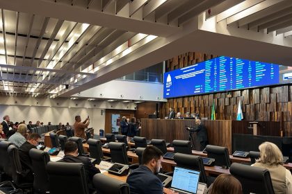 Além dos funcionários da Alerj, apenas sete deputados estiveram presentes na sessão desta quinta-feira (25)