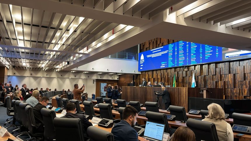 Além dos funcionários da Alerj, apenas sete deputados estiveram presentes na sessão desta quinta-feira (25)