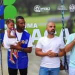 Jorge Felippe Neto (ao microfone) e seu avô, Jorge Felippe (à esquerda), em evento de inauguração de praça reformada pelo Iterj